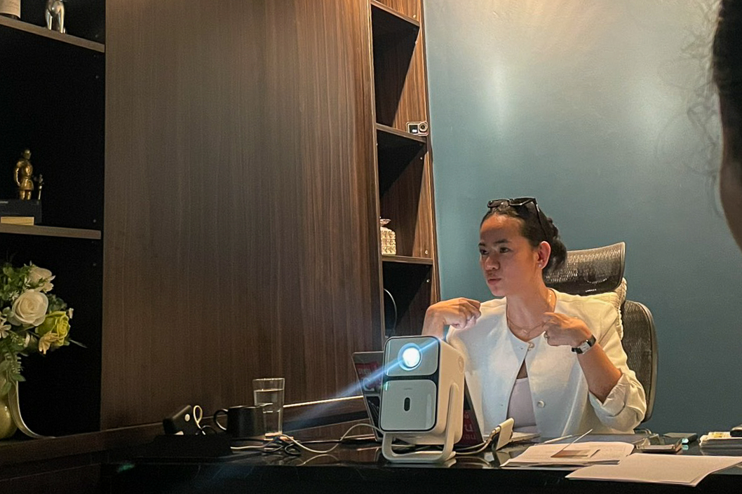 แอนในห้องประชุมลูกค้า